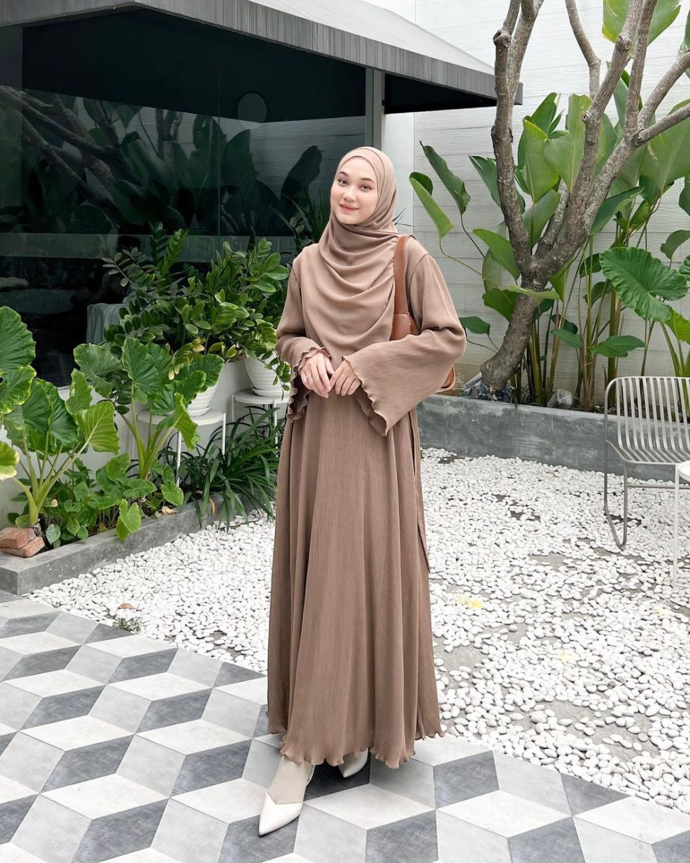 10 Ide Hijab Style Nuansa Cokelat ala Nyimas Juniar, Simple tapi Modis