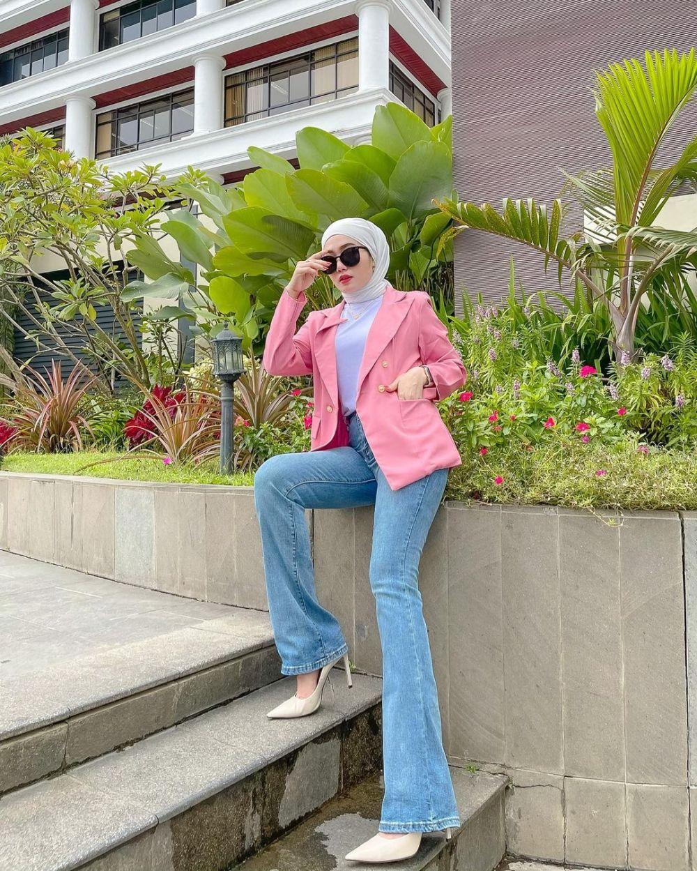 10 Ide Hijab Style dengan Outfit Jeans ala Yolla Anggita, Stylish!