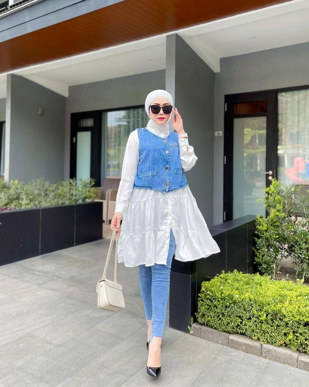 10 Ide Hijab Style dengan Outfit Jeans ala Yolla Anggita, Stylish!