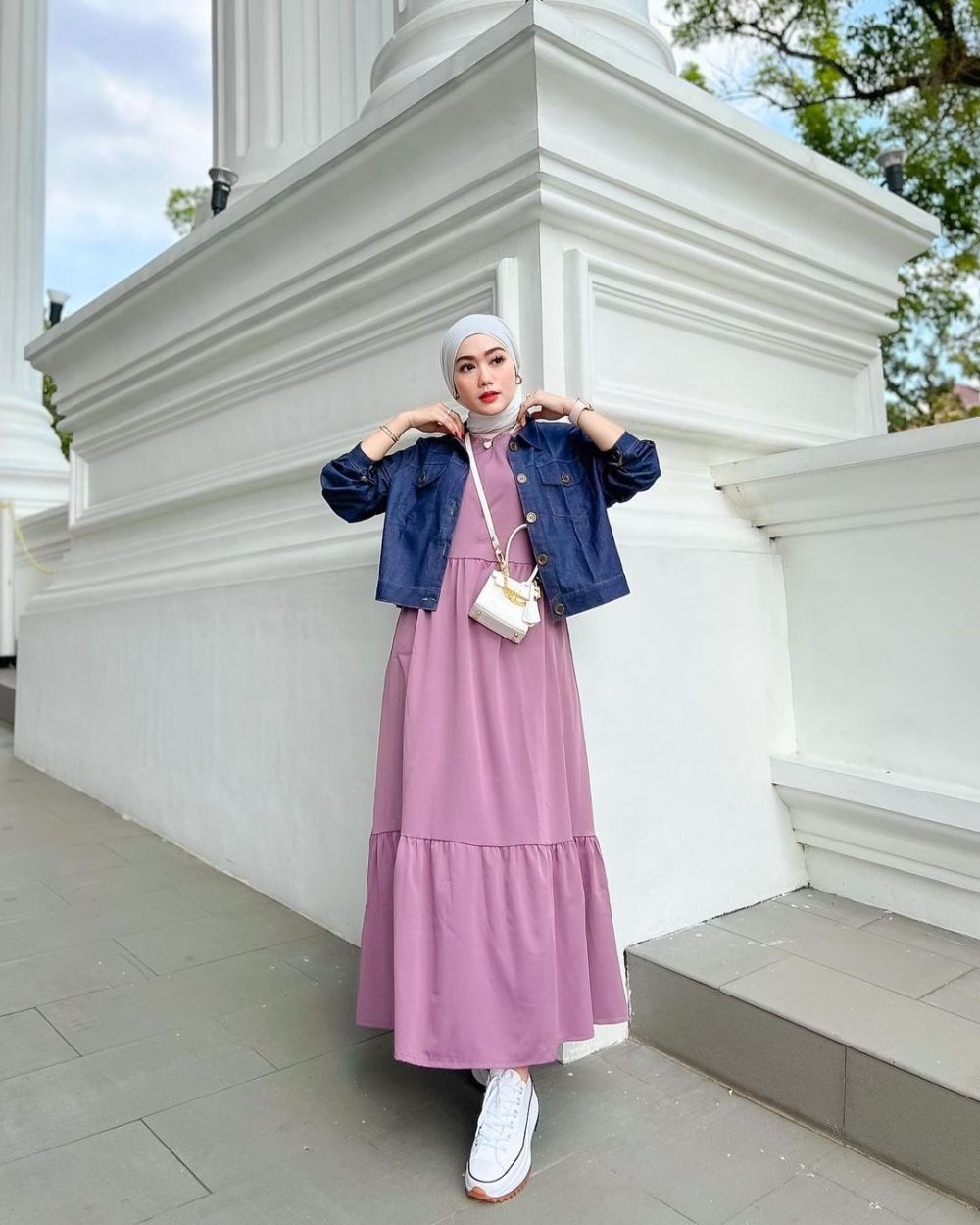 10 Ide Hijab Style dengan Outfit Jeans ala Yolla Anggita, Stylish!