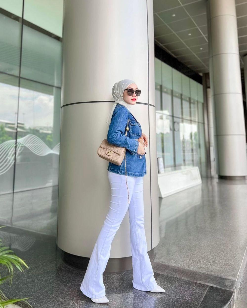 10 Ide Hijab Style dengan Outfit Jeans ala Yolla Anggita, Stylish!