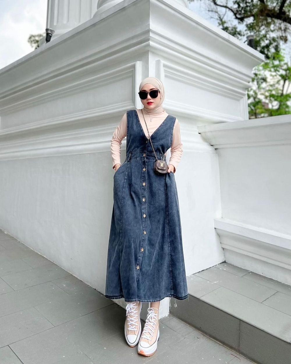 10 Ide Hijab Style dengan Outfit Jeans ala Yolla Anggita, Stylish!