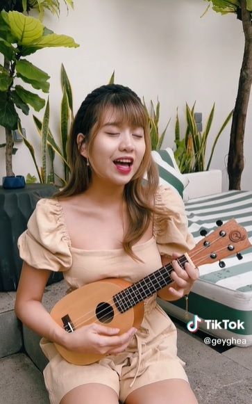 9 Potret Gemas Ghea Indrawari Bermain Ukulele, Visualnya Bikin Salfok!