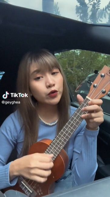 9 Potret Gemas Ghea Indrawari Bermain Ukulele, Visualnya Bikin Salfok!