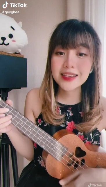 9 Potret Gemas Ghea Indrawari Bermain Ukulele, Visualnya Bikin Salfok!