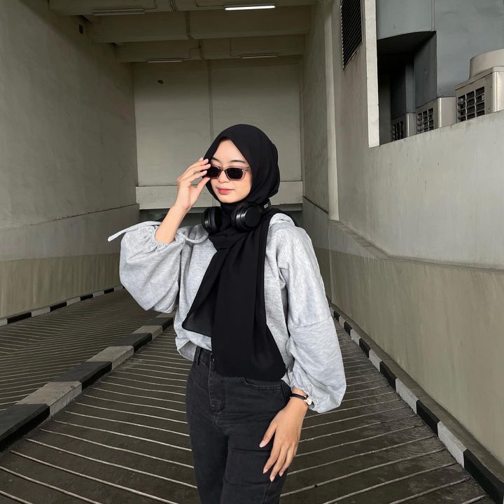 9 Padu Padan Hijab Pashmina dan Outfit Modis ala Selebgram Khadziyah 