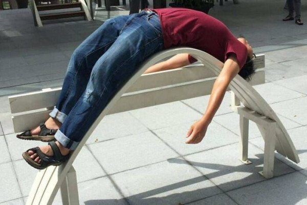 10 Potret Bangku Taman yang Absurd Abis, Bikin Bingung Mau Duduk!