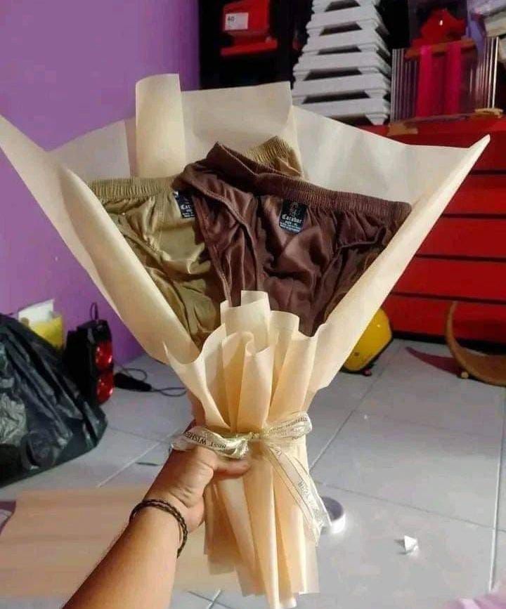 10 Buket Hadiah Kocak Ini Isinya Sukses Mengocok Perut Kamu