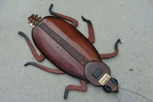 10 Gitar dengan Bentuk Nyeleneh, Tertarik untuk Memainkannya?