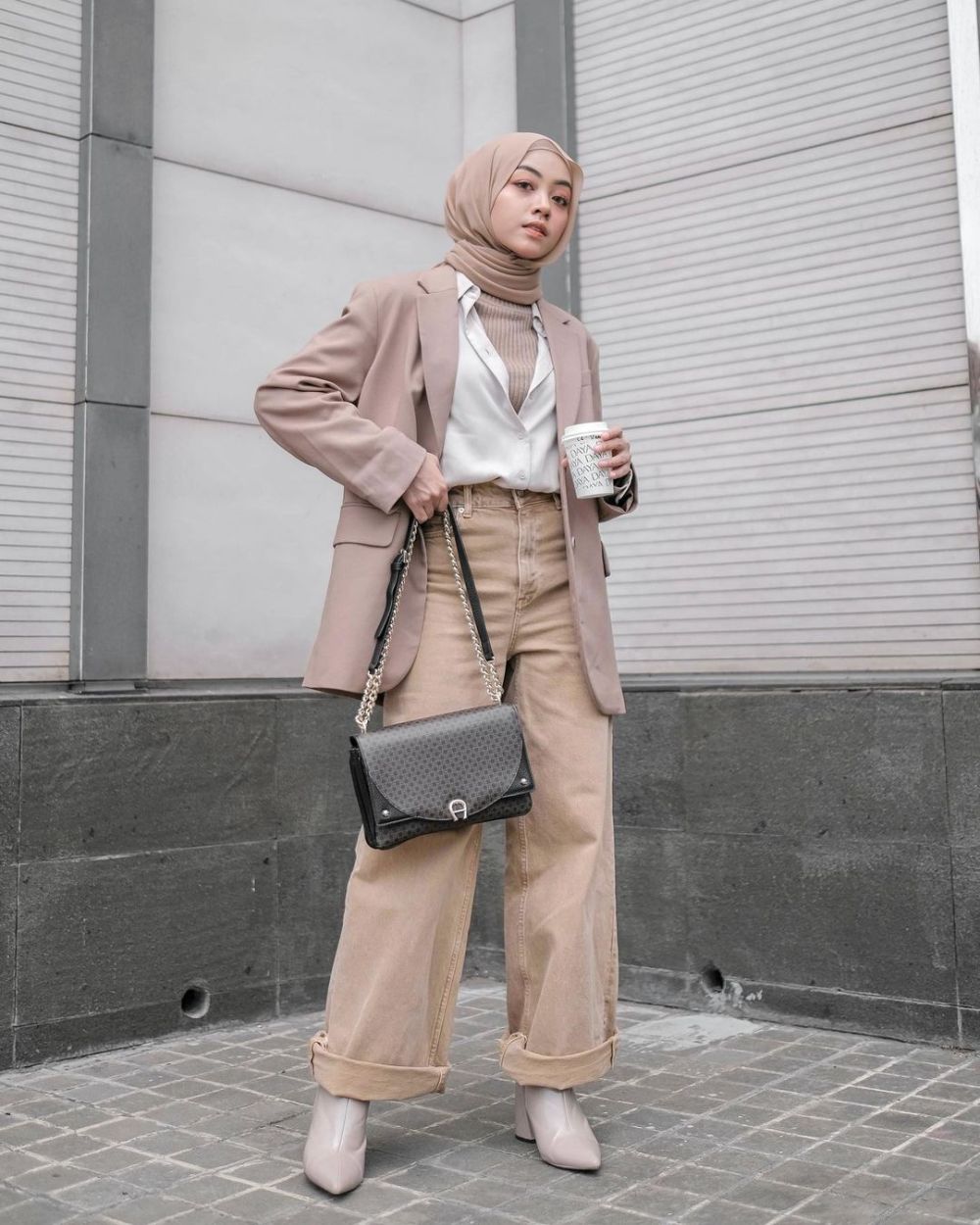 10 Ide OOTD Hijab Dengan Blazer Ala Meirani Amalia Putri