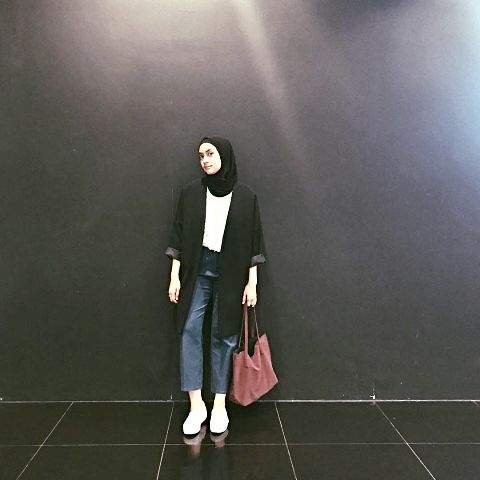 9 Ide OOTD Hijab Minimalis ala Ayudia Bing Slamet yang Stylish