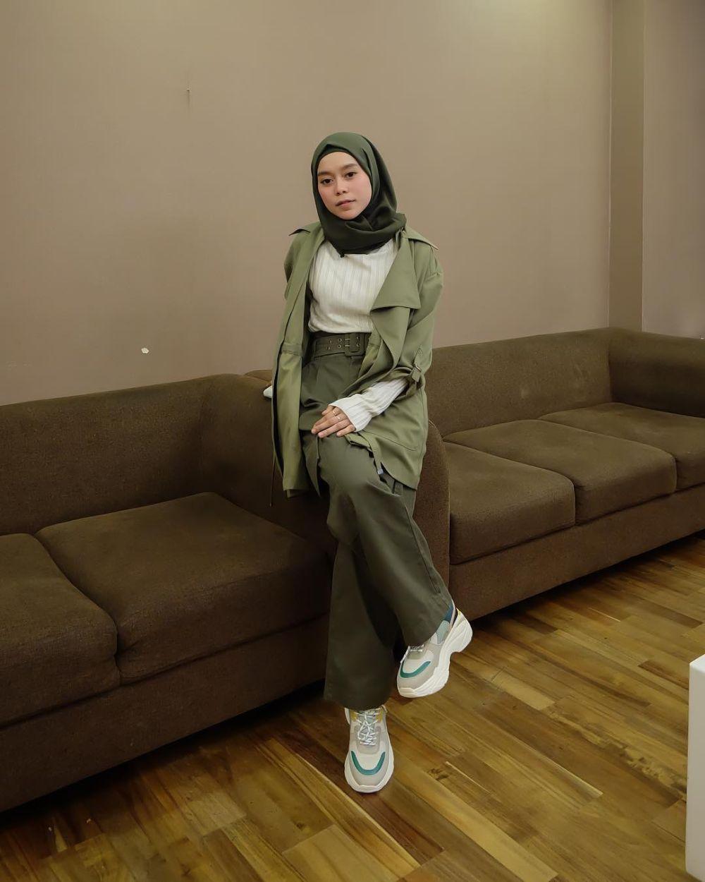 9 Outfit Nuansa Earth Tone ala Lesti Kejora, Tampil Simpel dan Kalem! 