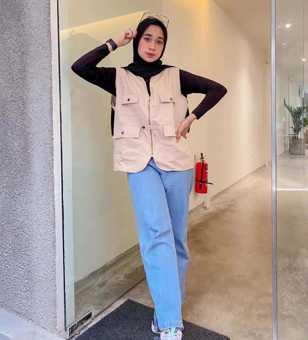 9 Ide Mix and Match Celana Jeans ala Isra Suruura, Hijab Stunning!