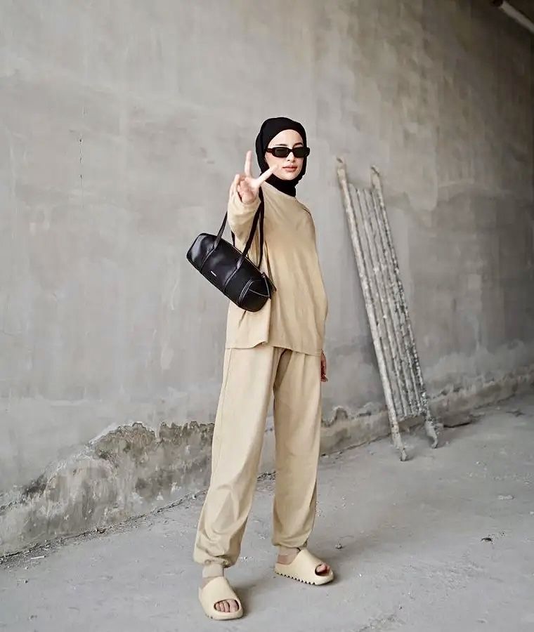 9 Inspirasi Outfit Hijab Pakai Jogger Pants, Chic dan Stylish!
