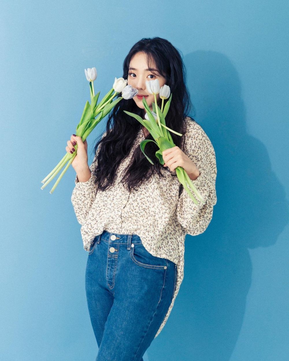 12 Ide Outfit Floral Pattern ala Aktris Korea, Terlihat Fresh