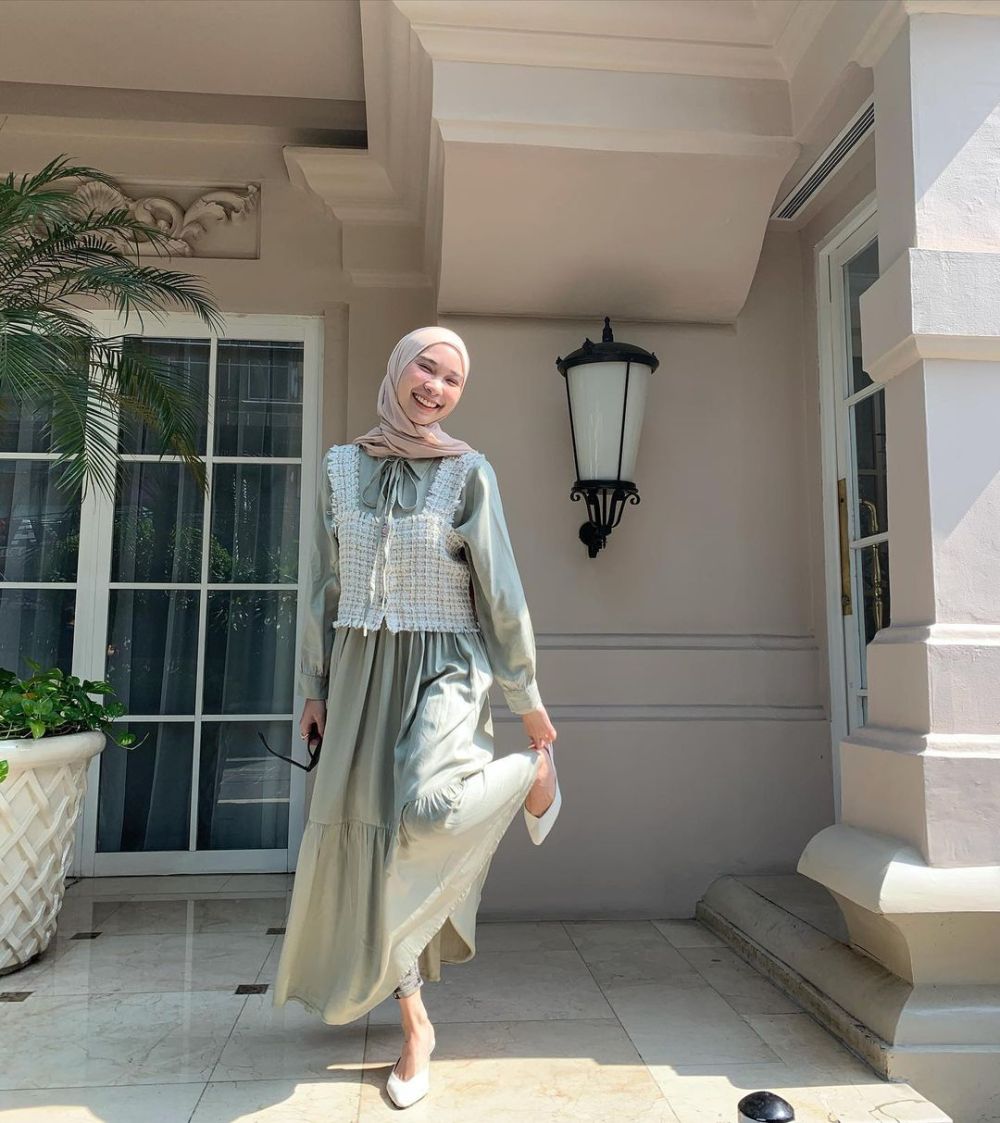 Korean Hijab Style dengan Dress ala Astri Ratnasari