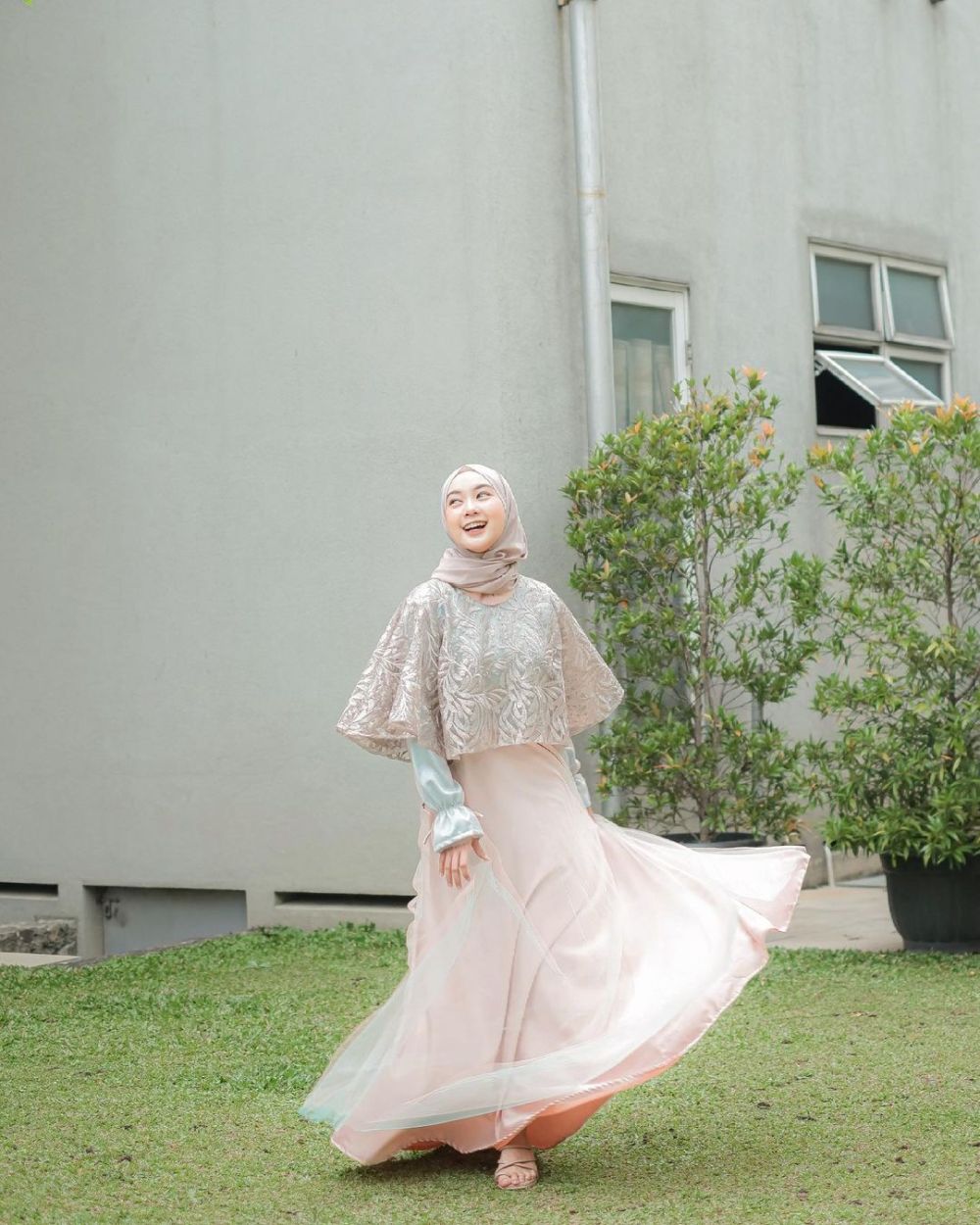 9 Inspirasi Long Dress untuk Lebaran ala Nabilah Lutfiah, Pretty!
