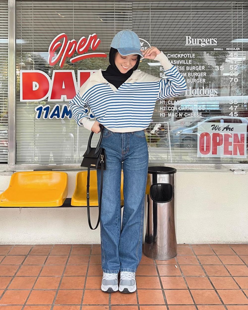 9 Outfit Bukber dengan Celana Jeans ala Meirani Amalia Putri
