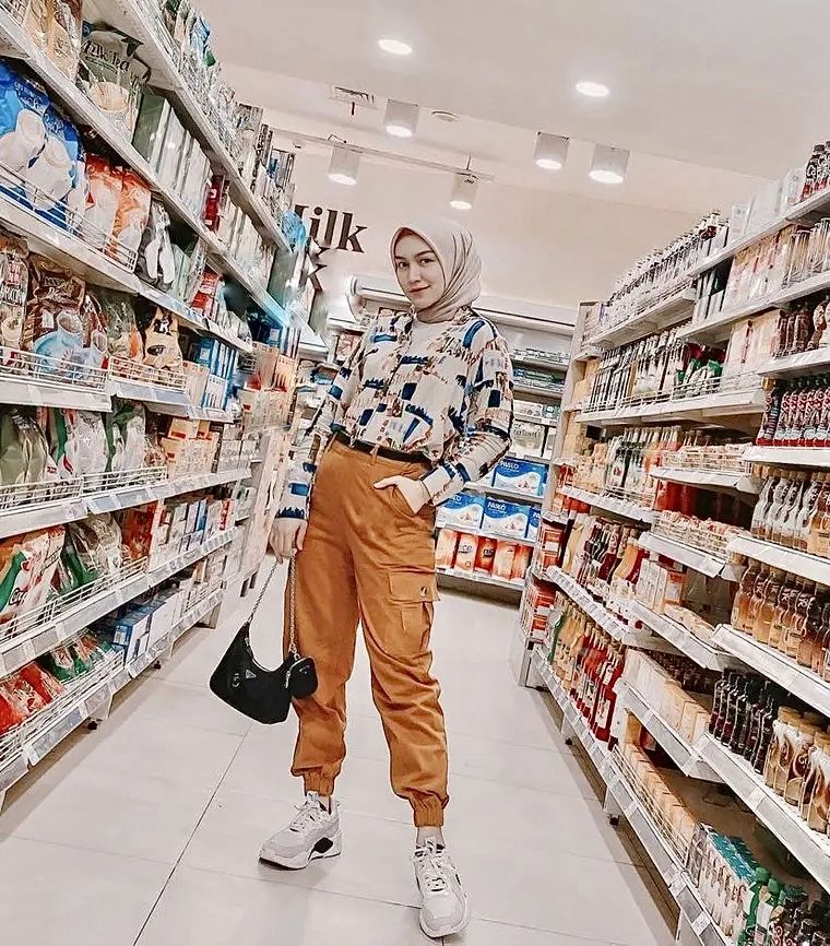 9 Inspirasi Outfit Hijab Pakai Jogger Pants, Chic dan Stylish!