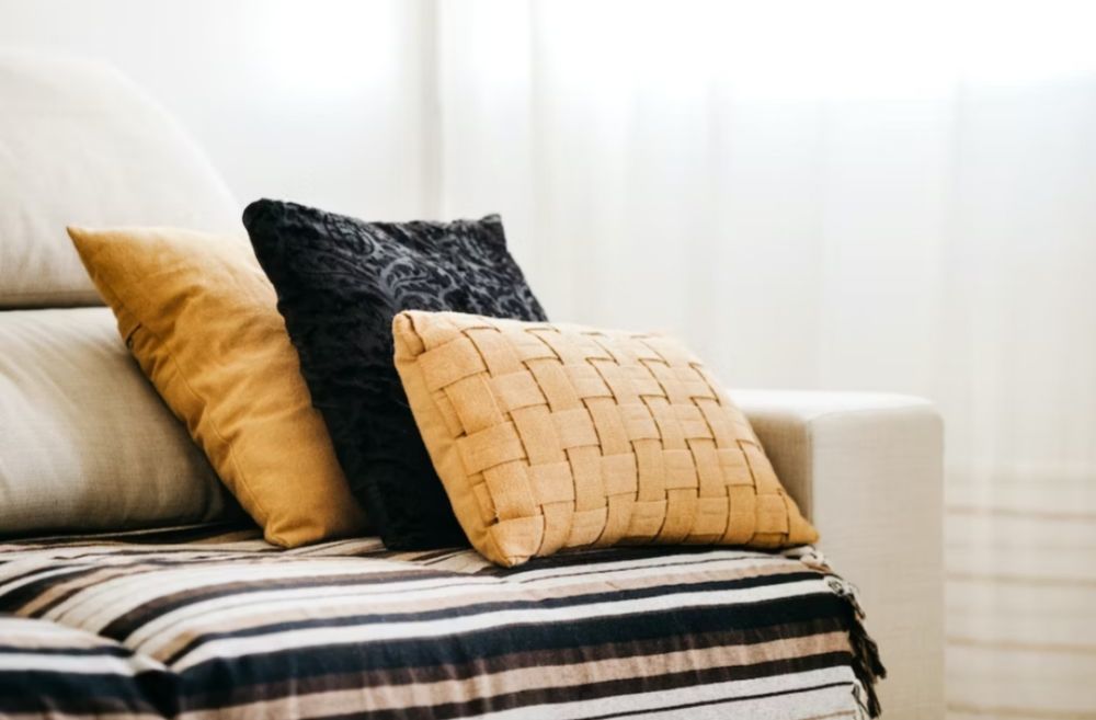 5 Tips Memilih Bantal Sofa yang Tepat untuk Rumah