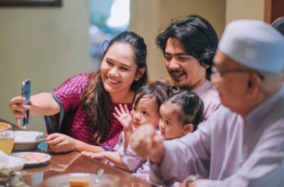 5 Tips Memperkenalkan Pasangan ke Keluarga Besar saat Hari Raya 