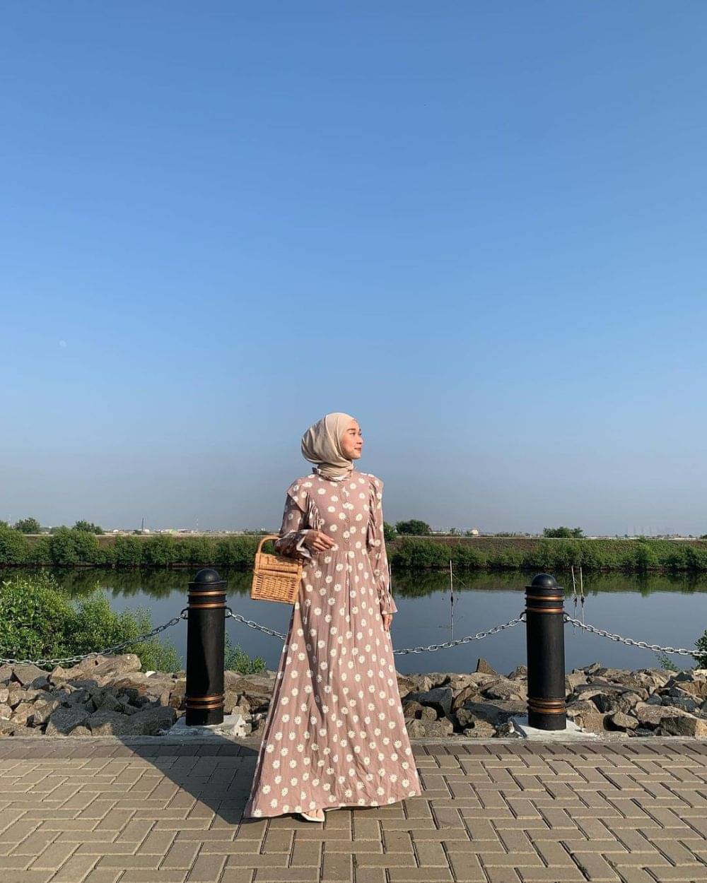 Padu Padan Outfit Motif Floral Ke Pantai Ala Selebgram Hijab