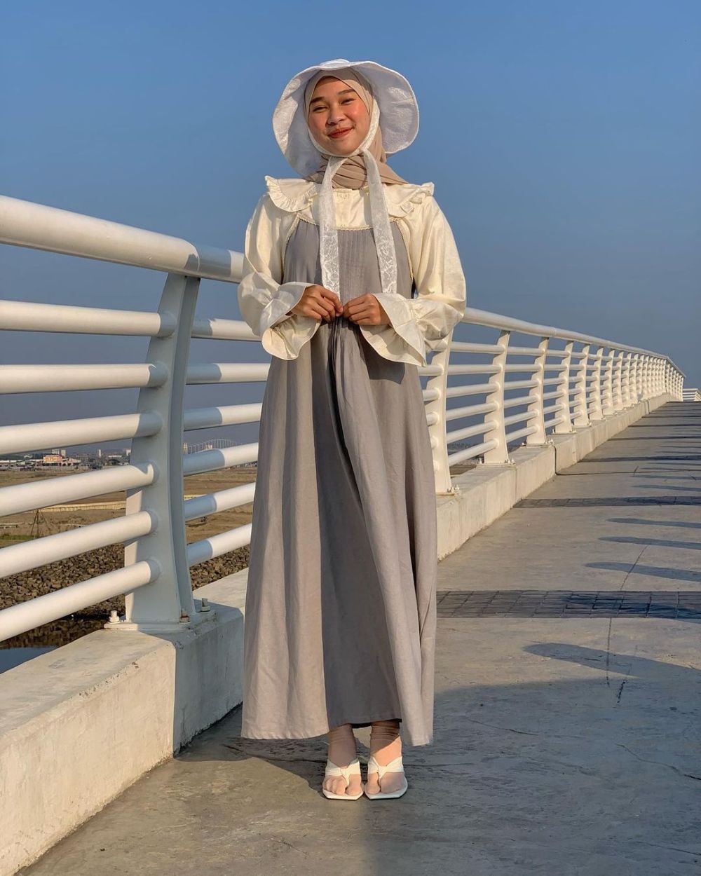 Korean Hijab Style dengan Dress ala Astri Ratnasari