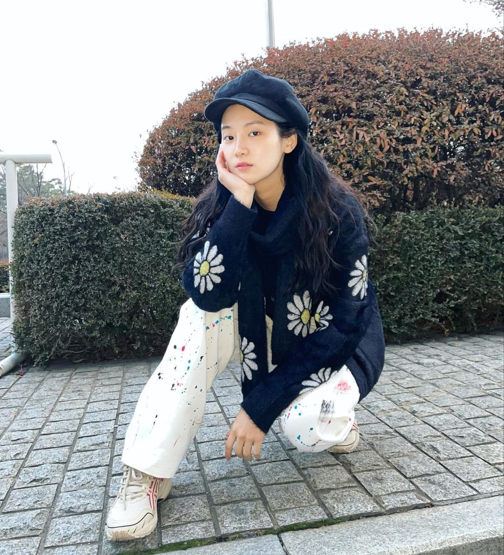 12 Ide Outfit Floral Pattern ala Aktris Korea, Terlihat Fresh