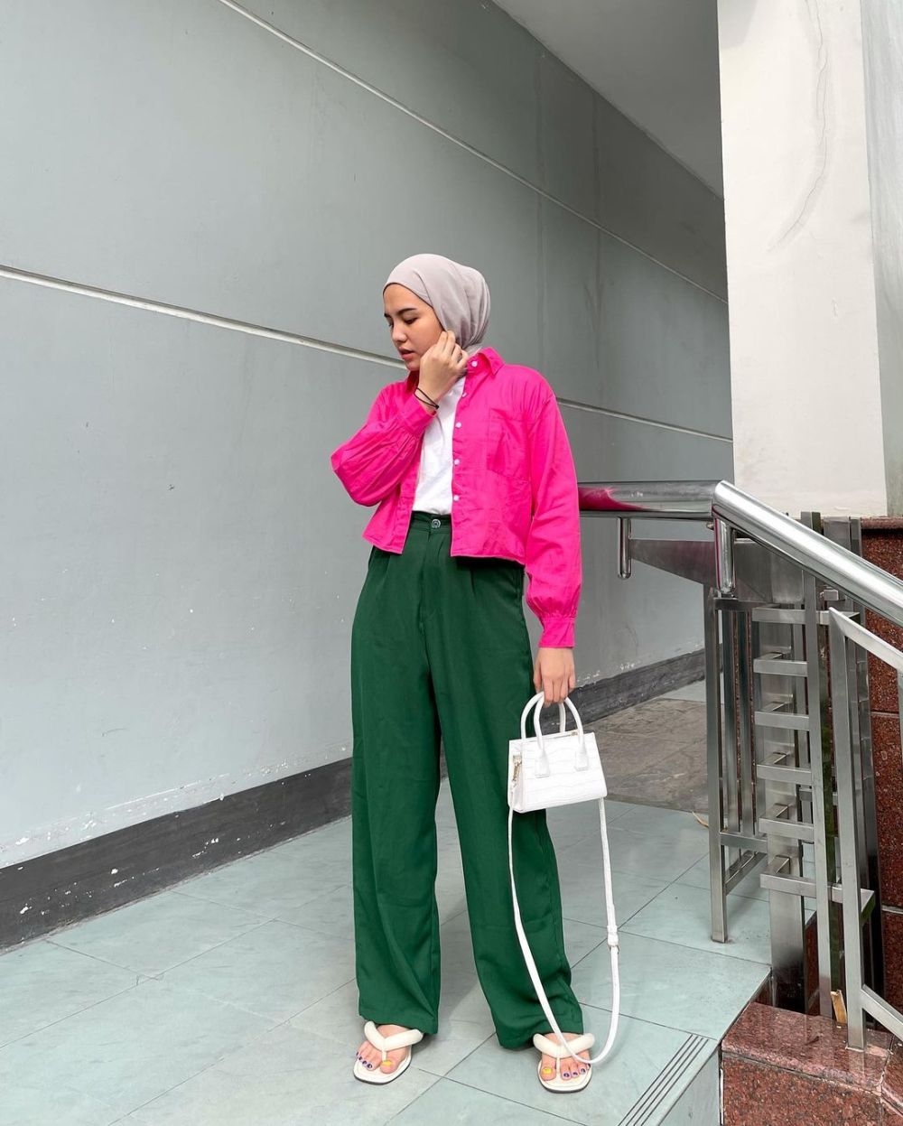 9 Inspirasi OOTD Hijab Nuansa Fuschia ala Via Zulviani, Look Pretty