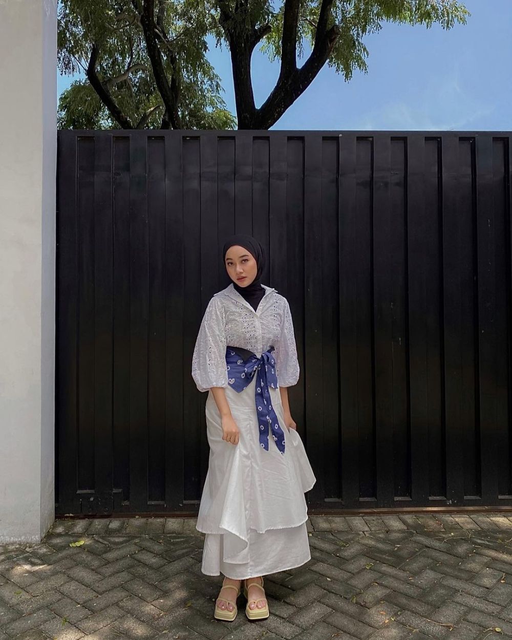 10 OOTD Kondangan Hijab Ala Deta Berliana, Elegan nan Menawan