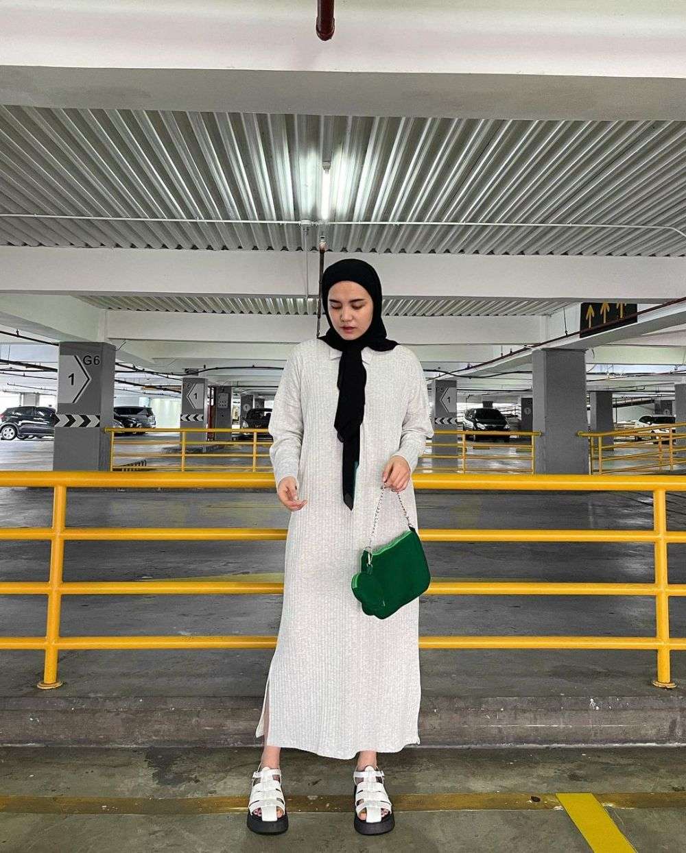 9 Inspirasi Ootd Hijab Nuansa Putih Ala Via Zulviani Pretty 4212