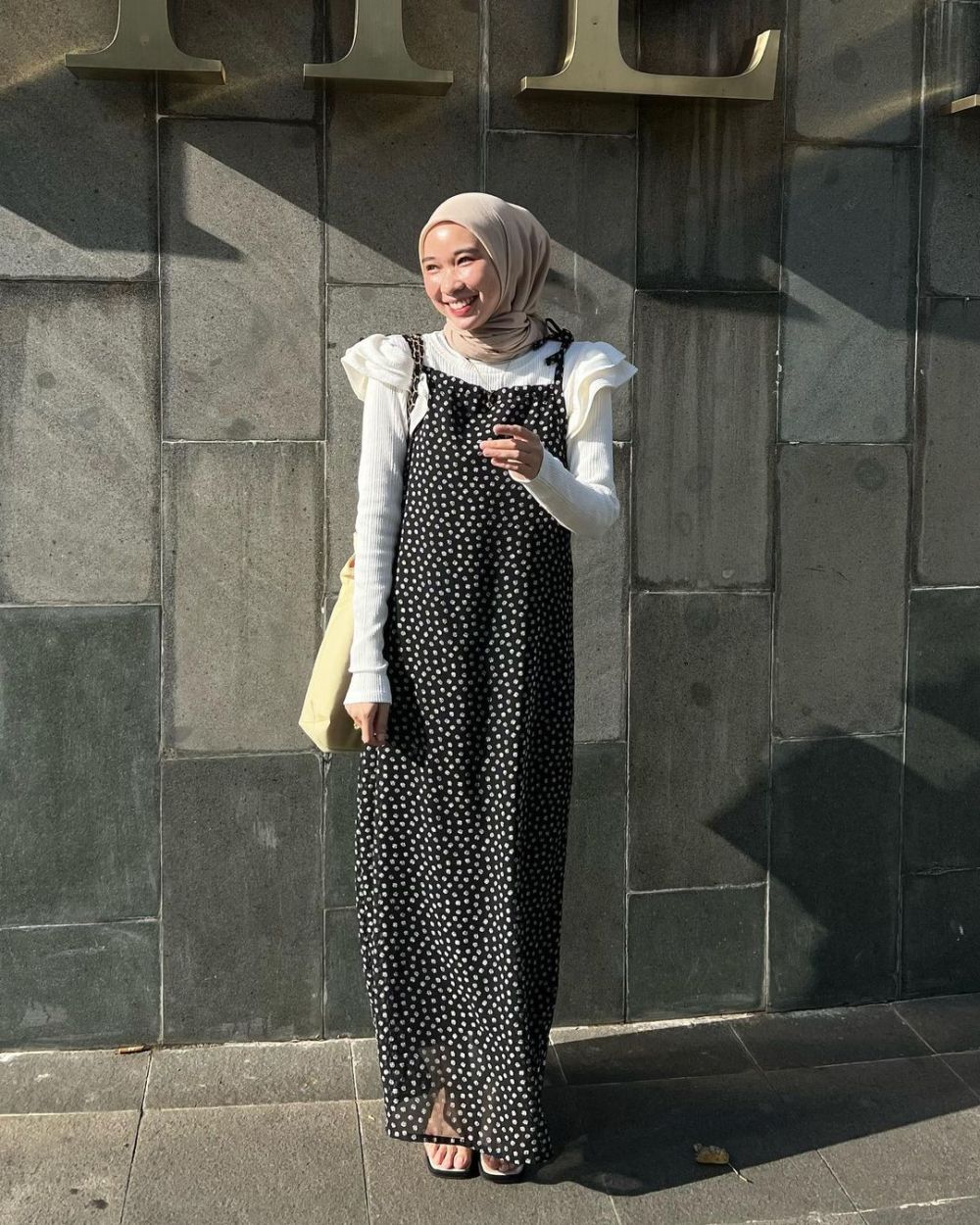 Korean Hijab Style dengan Dress ala Astri Ratnasari