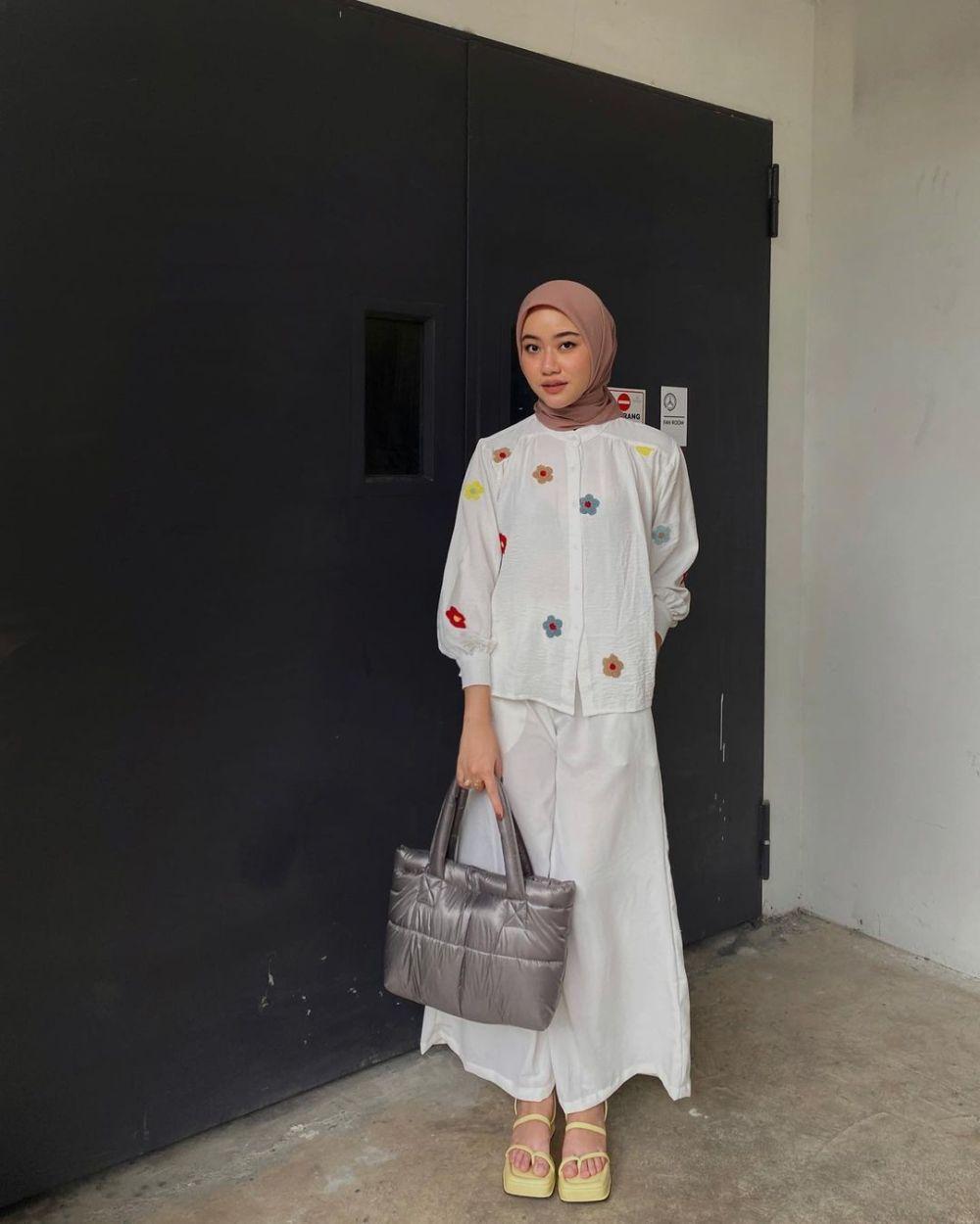 10 OOTD Kondangan Hijab Ala Deta Berliana, Elegan nan Menawan