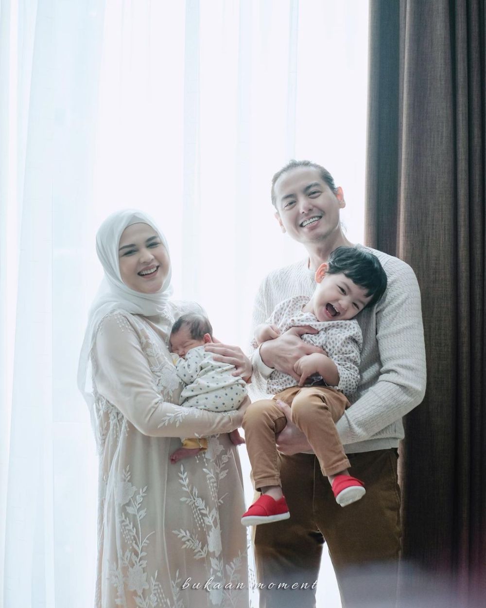 10 Inspirasi Busana Muslim Keluarga saat Lebaran dengan Dua Anak Cowok