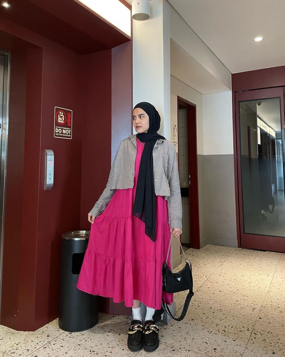 9 Inspirasi OOTD Hijab Cewek Kue ala Viaa Zulviani, Catchy!