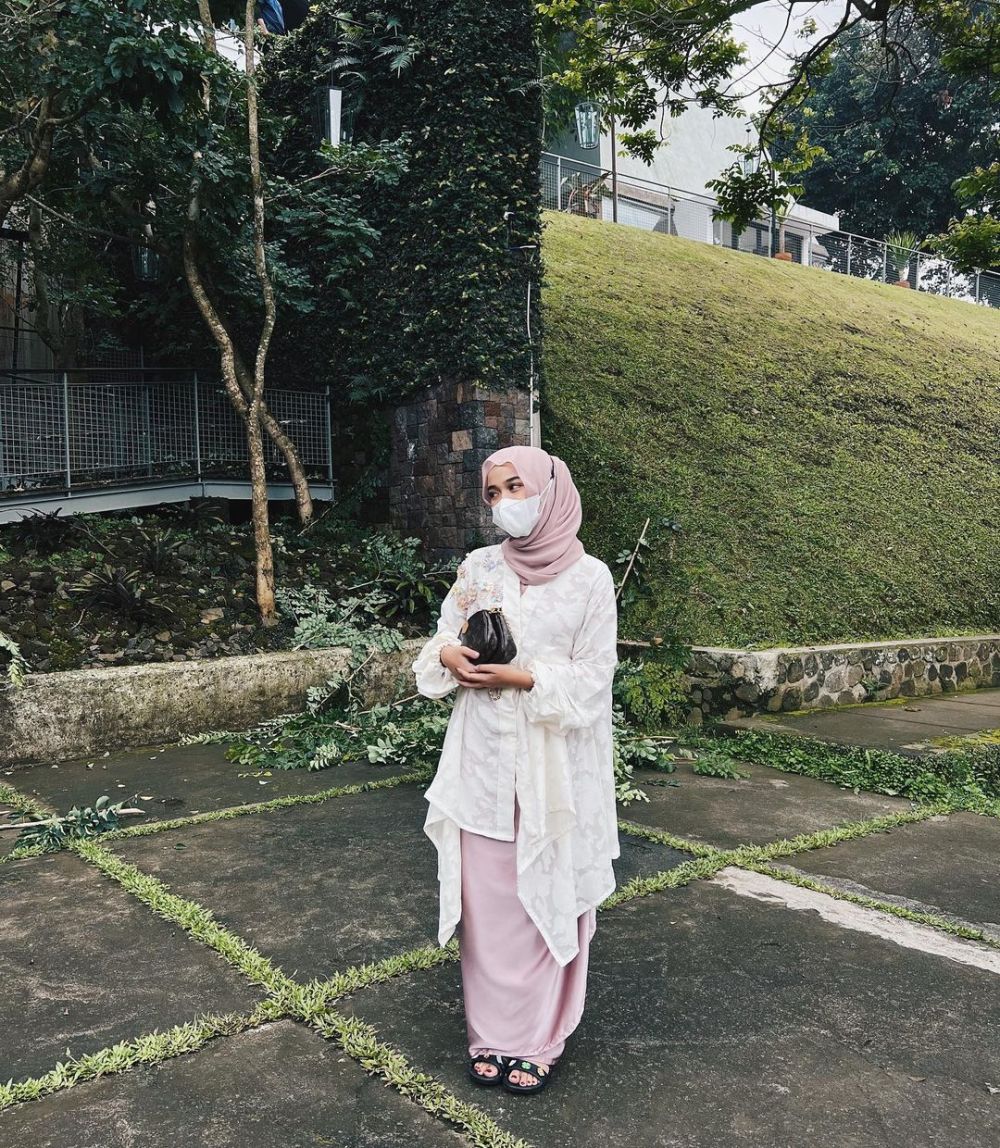 9 Inspirasi OOTD Hijab Nuansa Putih ala Indy Ratna, Modis dan Natural