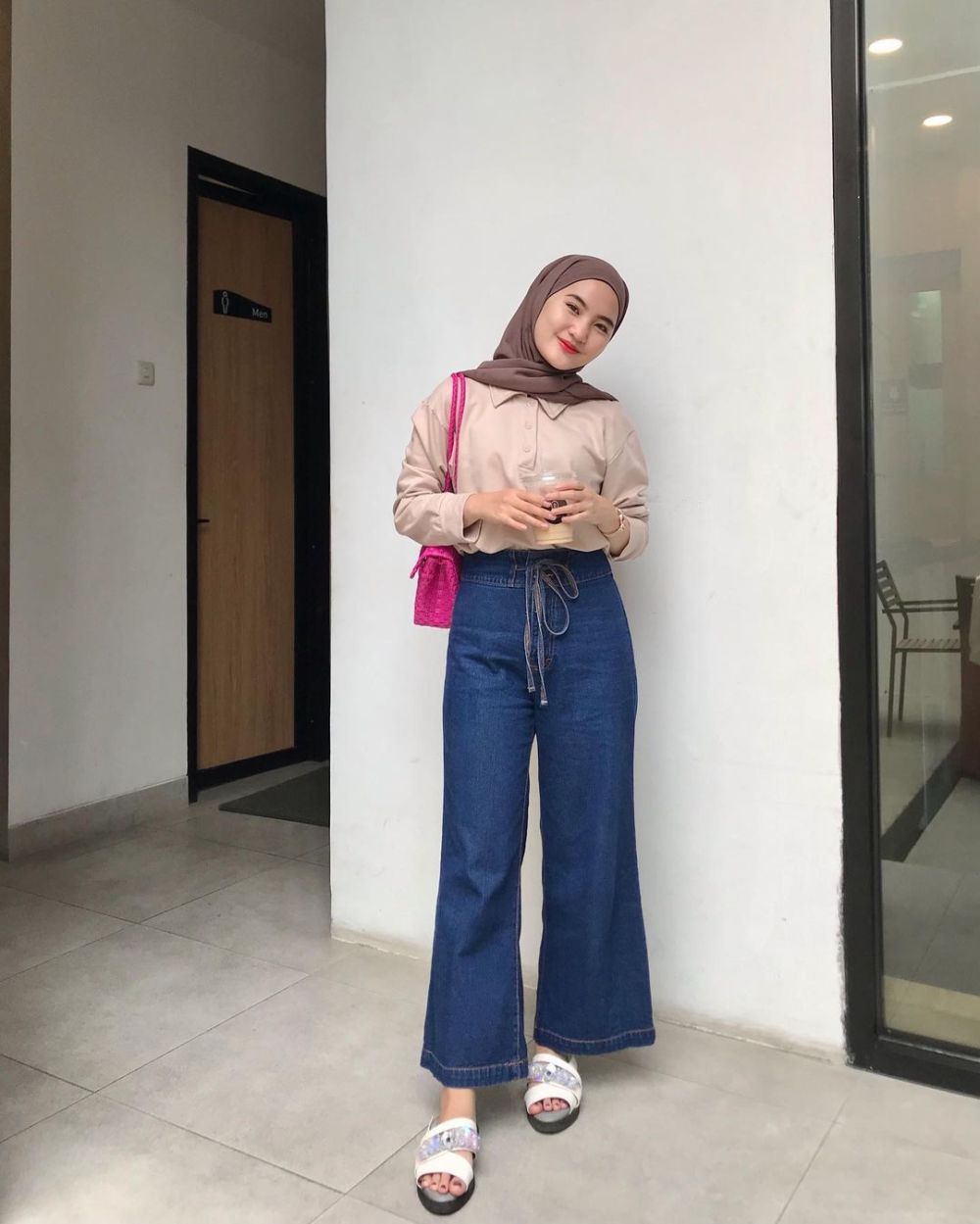 9 Ide Mix and Match Celana Jeans ala Intan Ghazella, Stylish Abis!