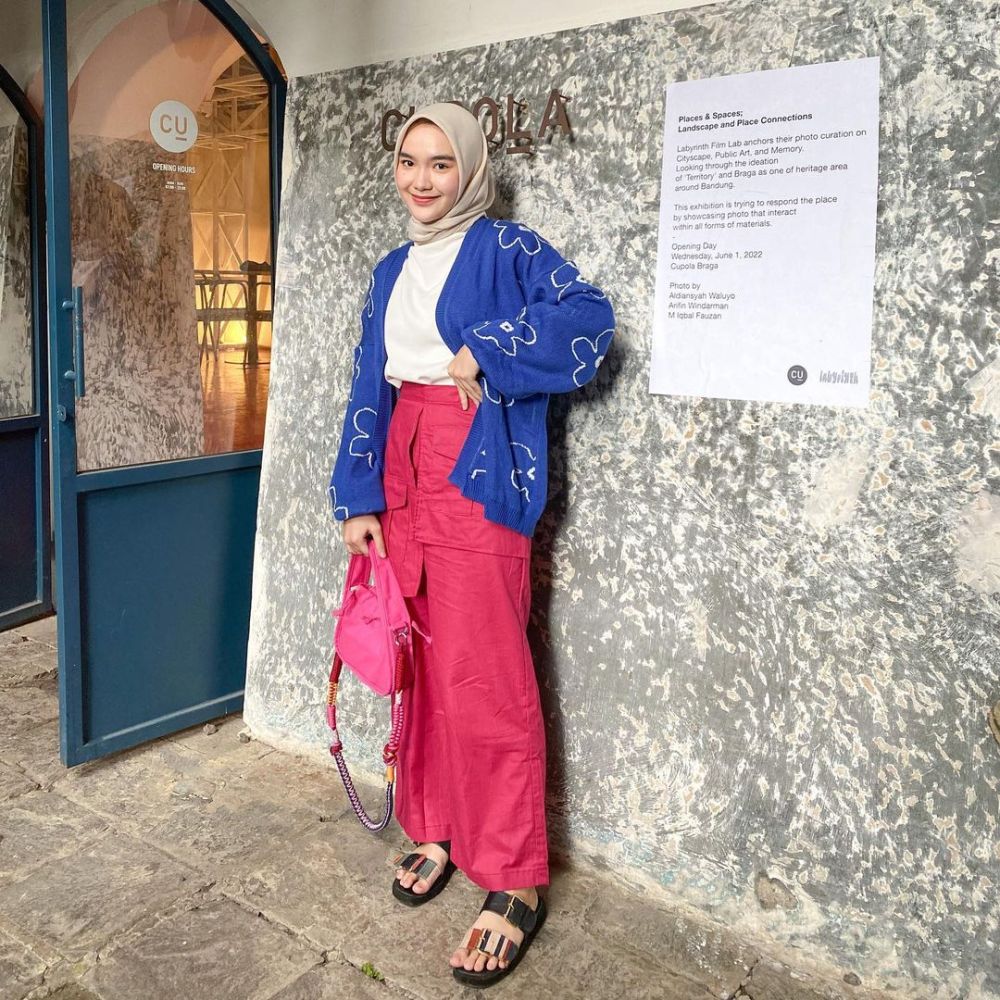 10 OOTD Hijab Ngabuburit Warna Biru Elektrik, Kece Abis!
