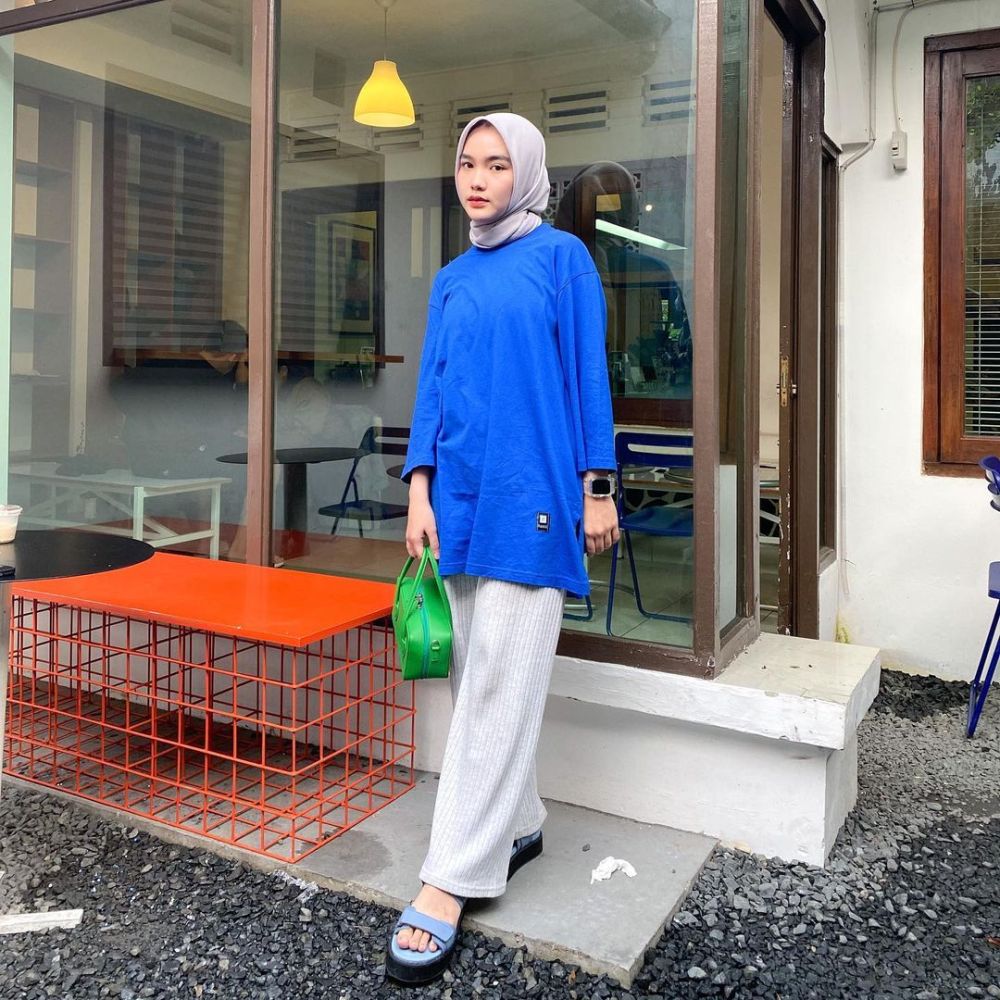 10 OOTD Hijab Ngabuburit Warna Biru Elektrik, Kece Abis!