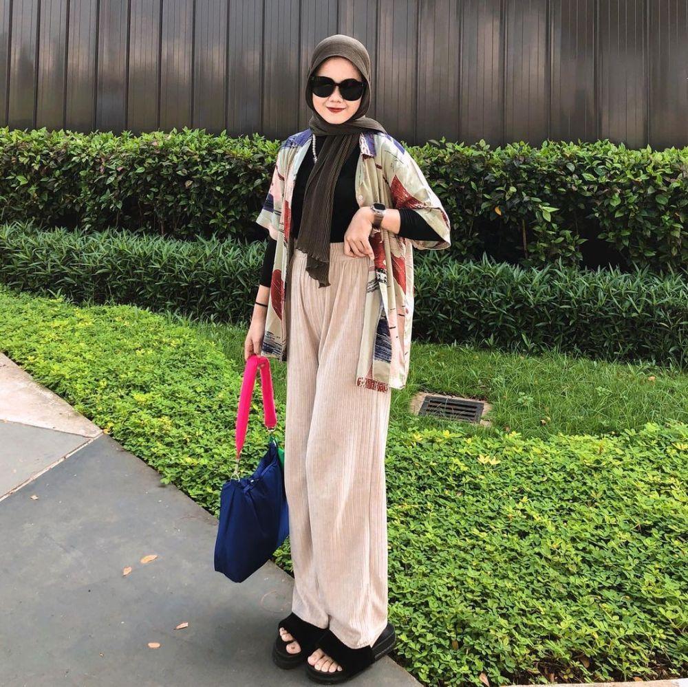 10 Inspirasi OOTD Harian ala Selebgram Rizkah, Simpel Tetap Menawan