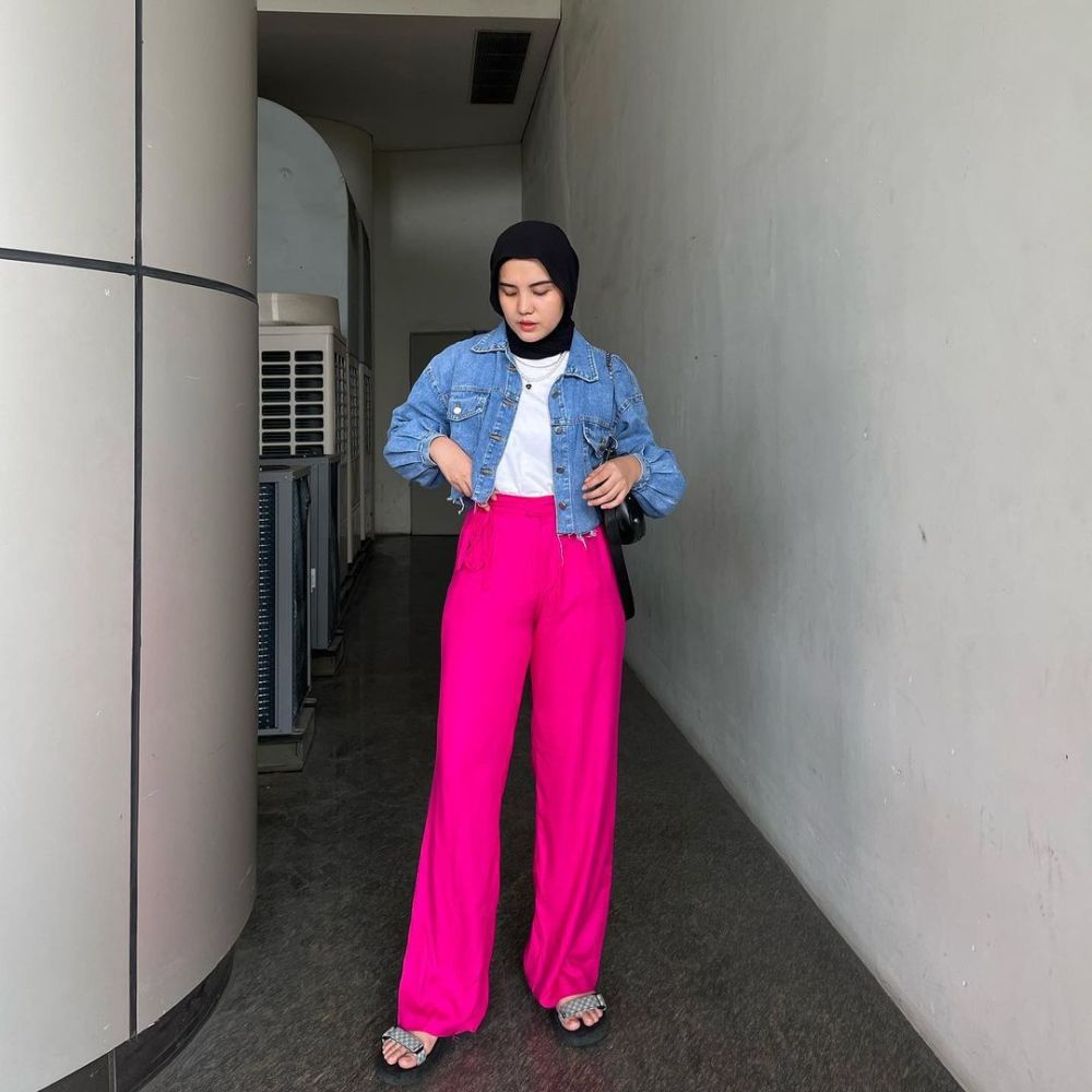 9 Inspirasi OOTD Hijab Nuansa Fuschia ala Via Zulviani, Look Pretty