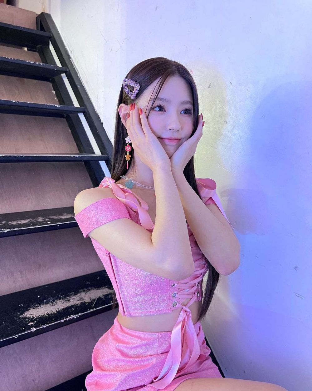 9 Ide Outfit Warna Pink Ala Miyeon G I Dle Girly Maksimal