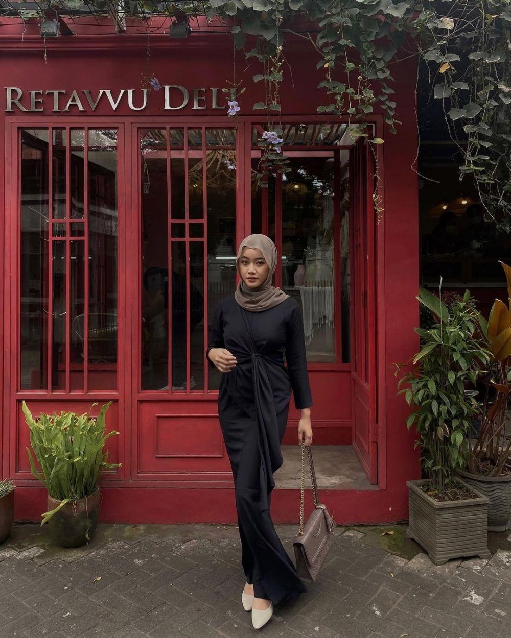 10 OOTD Kondangan Hijab Ala Deta Berliana, Elegan nan Menawan