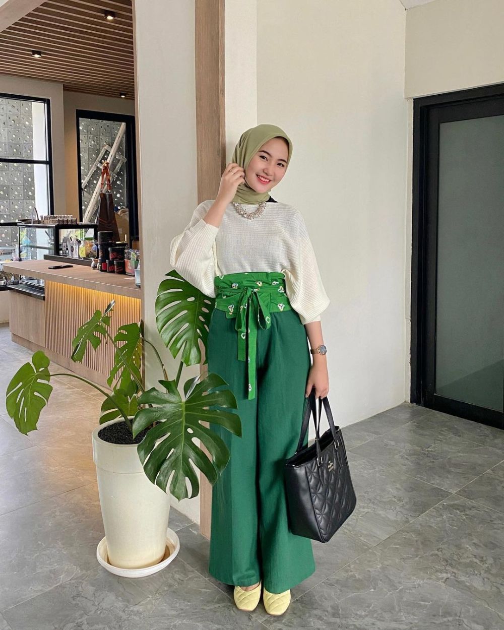 10 Ide OOTD Hijab Ngabuburit Warna Hijau, Kece Banget Disontek!
