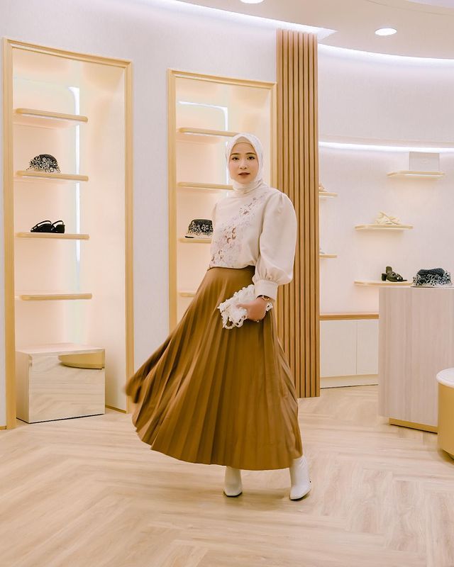 9 Ide Padu Padan Rok Untuk Outfit Lebaran Ala Ussiy Fauziah, Elegan!