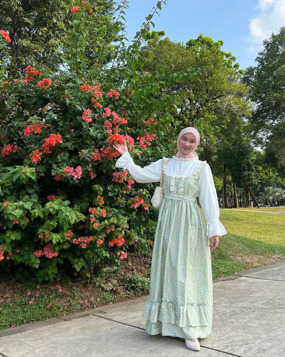 Korean Hijab Style dengan Dress ala Astri Ratnasari