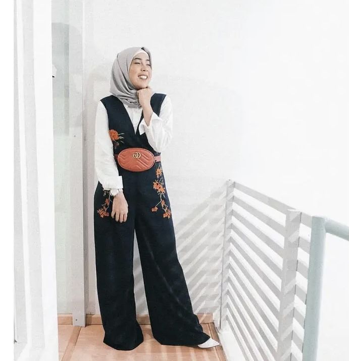 9 OOTD Hijab ala Artis Fitri Tropica, Outfit Kantor hingga Hangout!