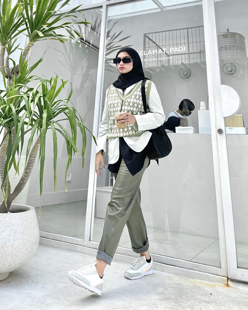 7 Ide Outfit Buka Bersama Pakai Vest ala Hijabers yang Chic dan Trendy