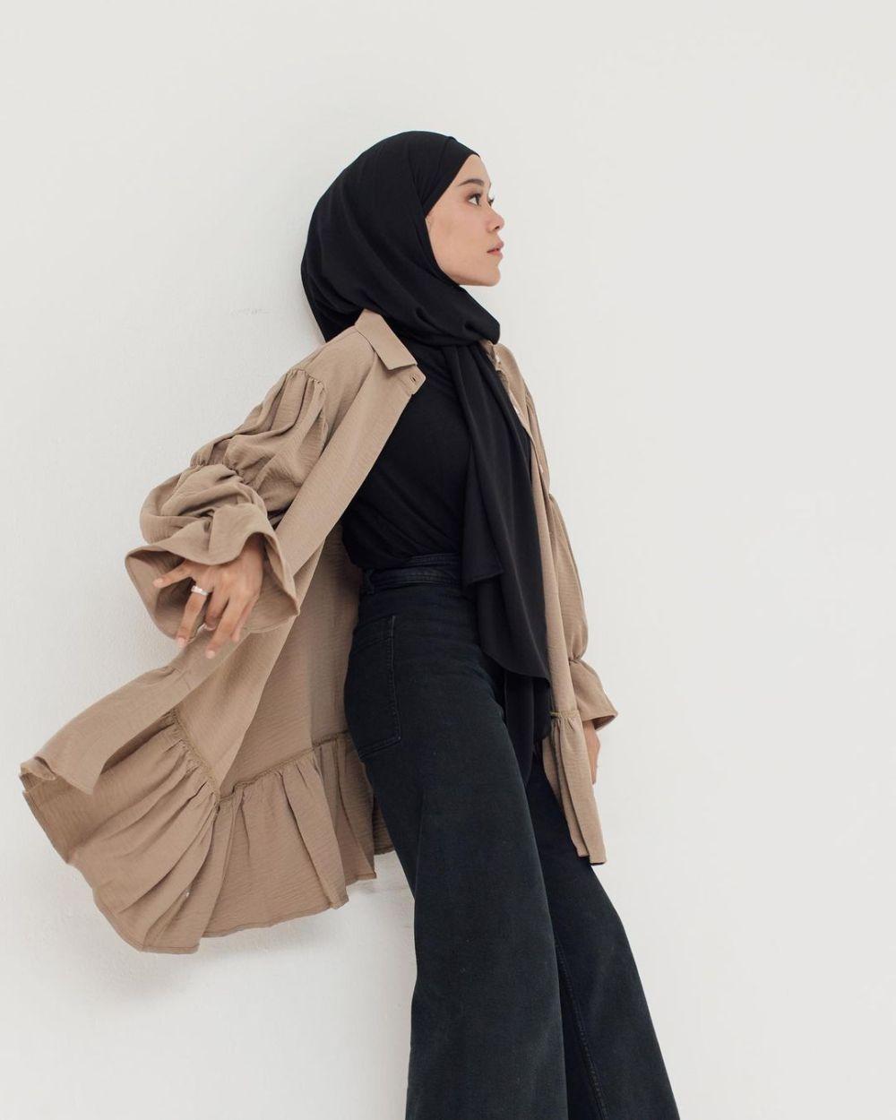 9 Outfit Nuansa Earth Tone ala Lesti Kejora, Tampil Simpel dan Kalem! 