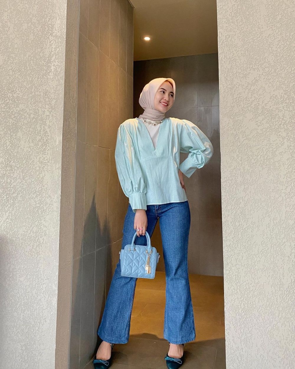 9 Ide Mix and Match Celana Jeans ala Intan Ghazella, Stylish Abis!